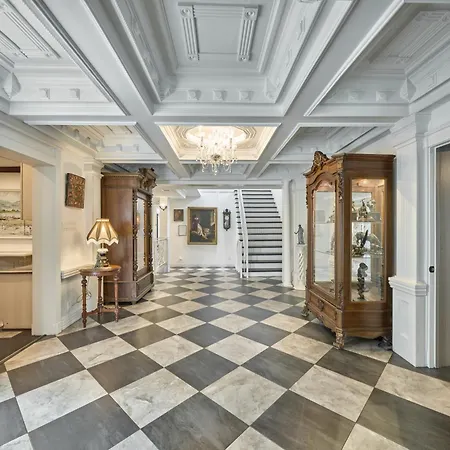 Villa With 8 Bedrooms And Heated Swimming Pool